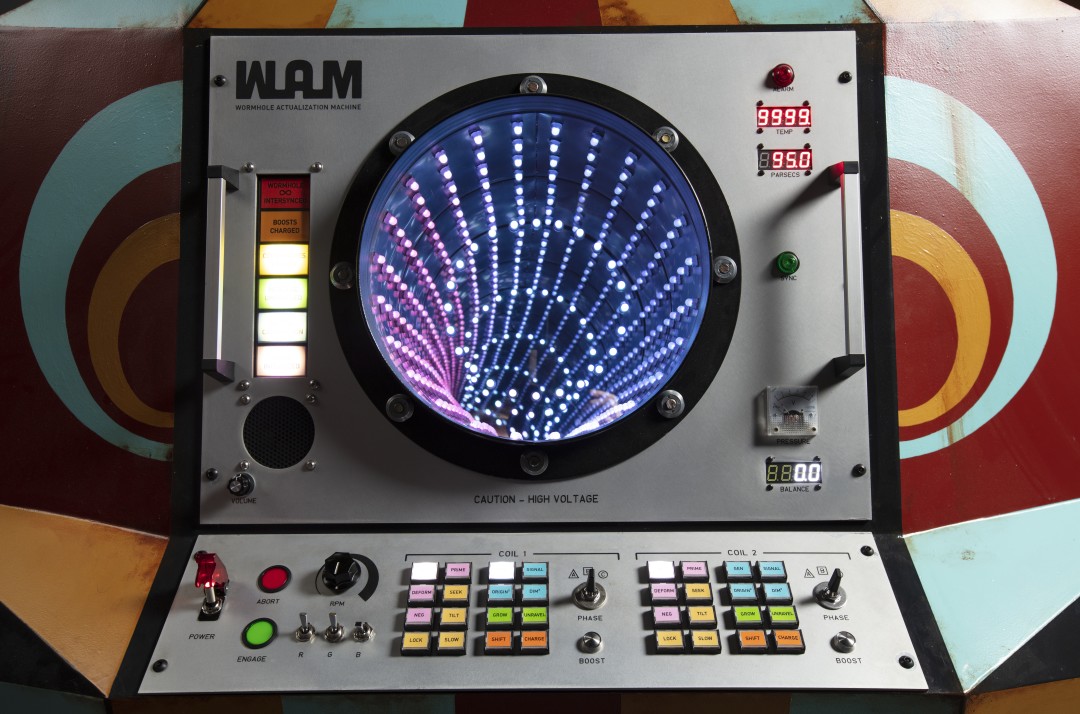 Old style computer with a portal of lights