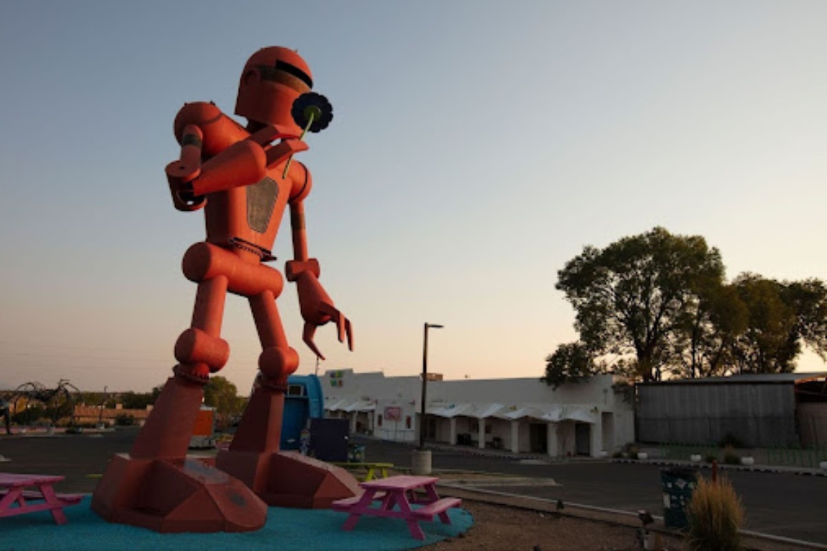 How to Wash the Robot: A Care Manual for House of Eternal Return